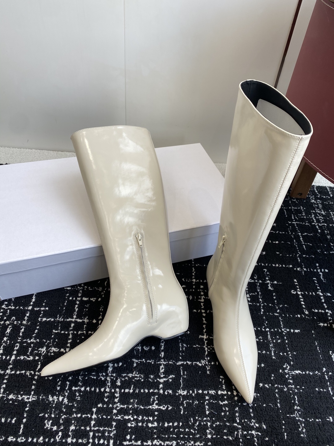 代购级Khaite 25ss 秋冬尖头 内增高 长靴 前卫、锋利和无畏的设计,让Khaite近年响亮时尚