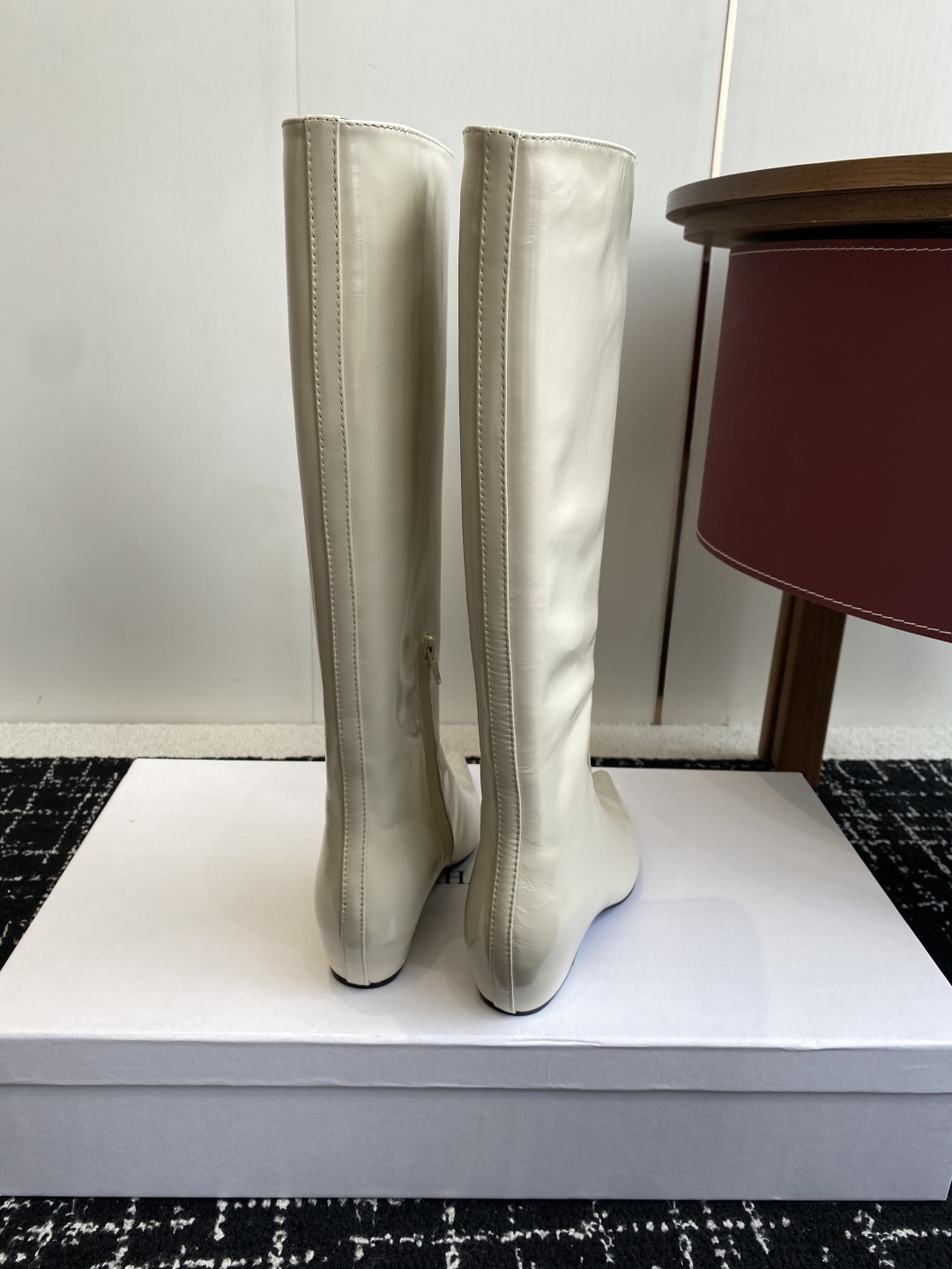 代购级Khaite 25ss 秋冬尖头 内增高 长靴 前卫、锋利和无畏的设计,让Khaite近年响亮时尚