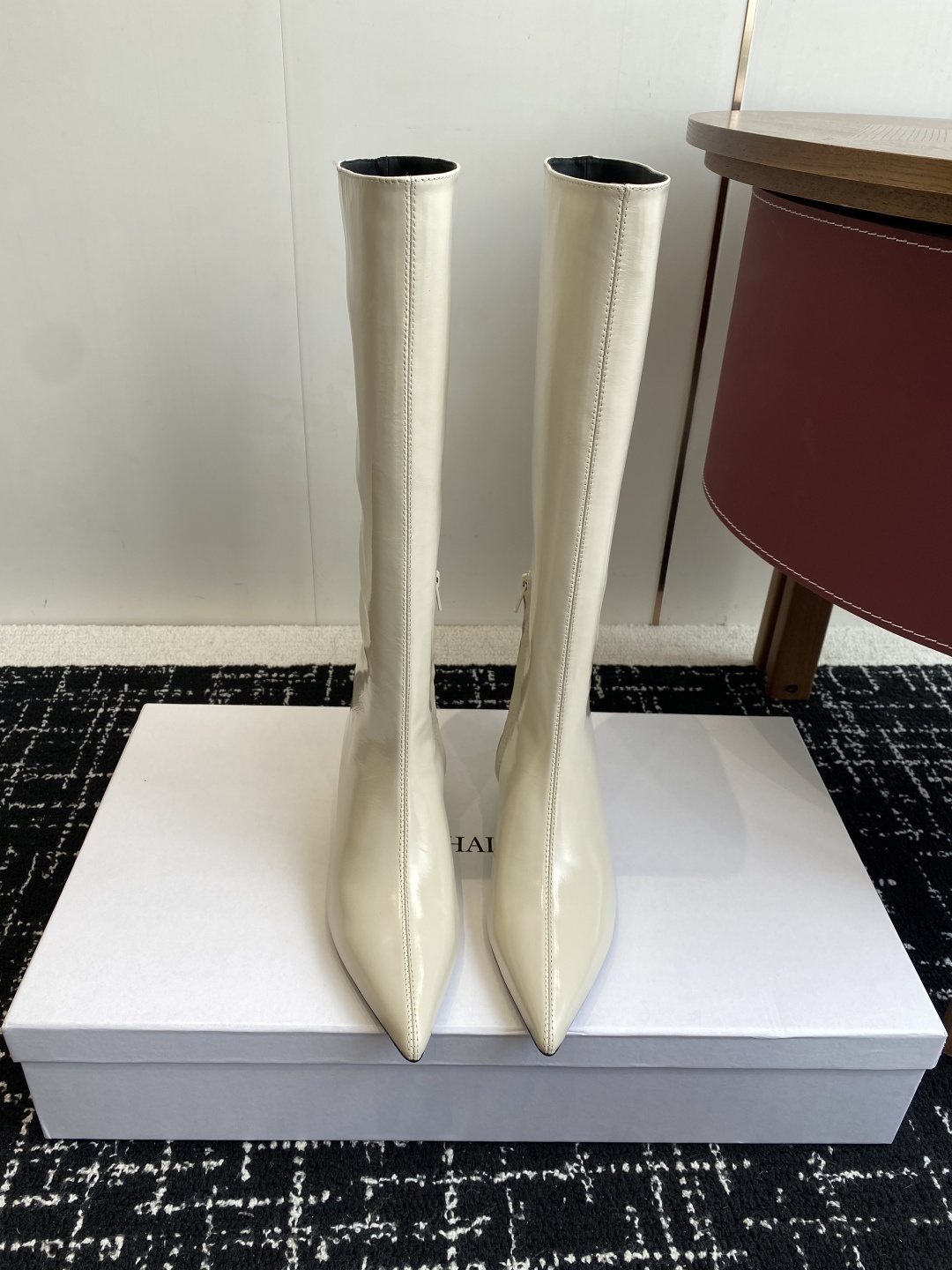 代购级Khaite 25ss 秋冬尖头 内增高 长靴 前卫、锋利和无畏的设计,让Khaite近年响亮时尚
