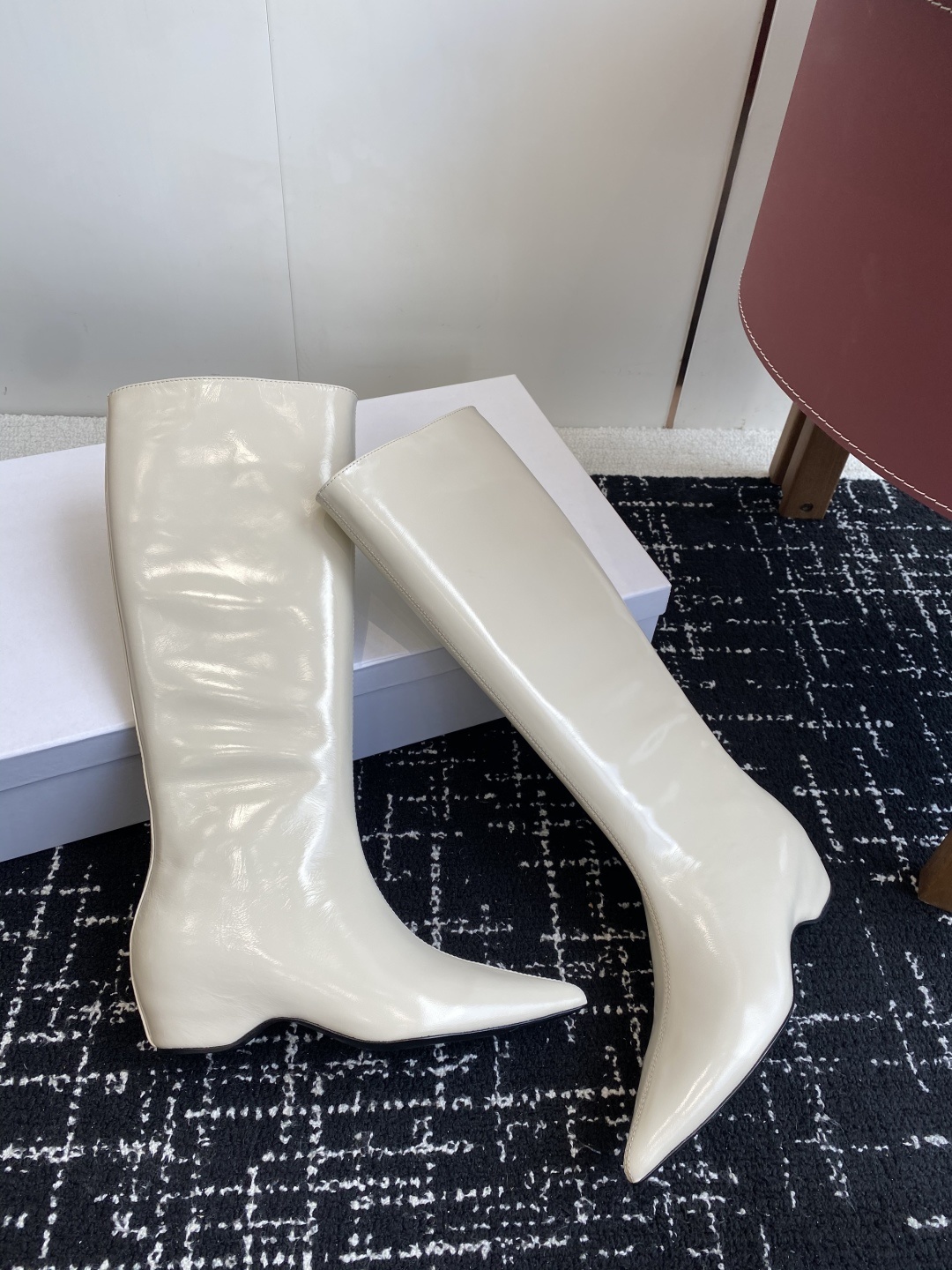 代购级Khaite 25ss 秋冬尖头 内增高 长靴 前卫、锋利和无畏的设计,让Khaite近年响亮时尚