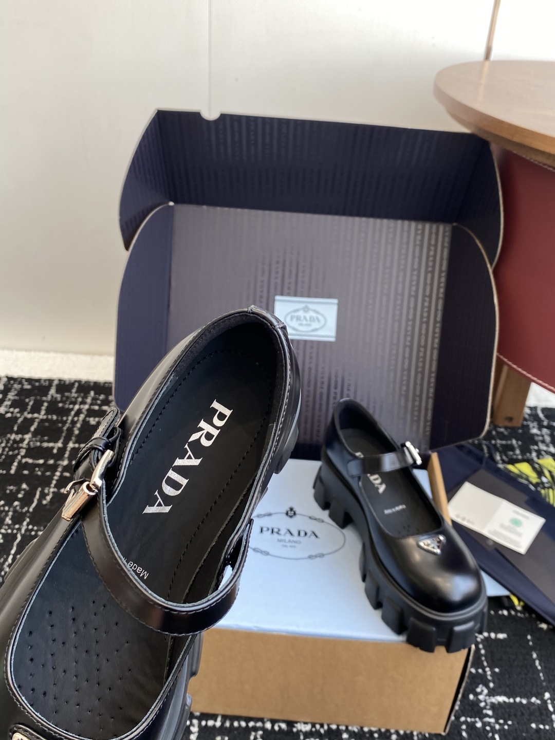 东莞代购级Prada 超火 厚底玛丽珍 Monolith鞋履的几何设计和大胆廓形为此款亮面皮革玛丽珍鞋赋