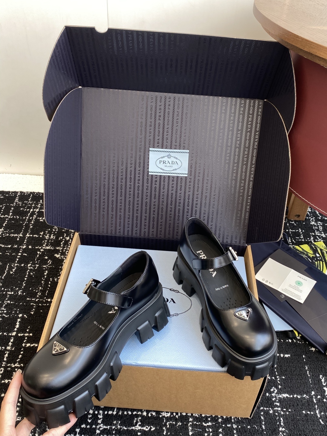 东莞代购级Prada 超火 厚底玛丽珍 Monolith鞋履的几何设计和大胆廓形为此款亮面皮革玛丽珍鞋赋
