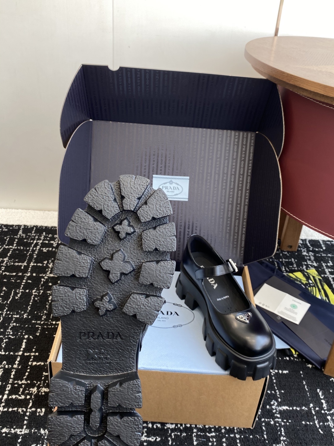 东莞代购级Prada 超火 厚底玛丽珍 Monolith鞋履的几何设计和大胆廓形为此款亮面皮革玛丽珍鞋赋