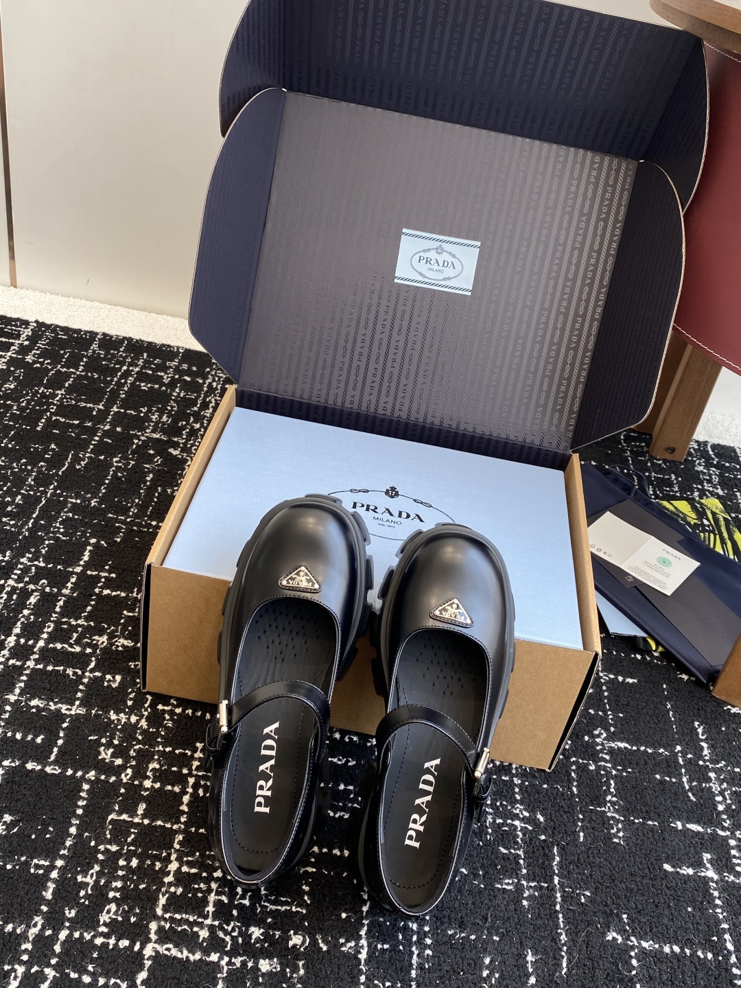 东莞代购级Prada 超火 厚底玛丽珍 Monolith鞋履的几何设计和大胆廓形为此款亮面皮革玛丽珍鞋赋