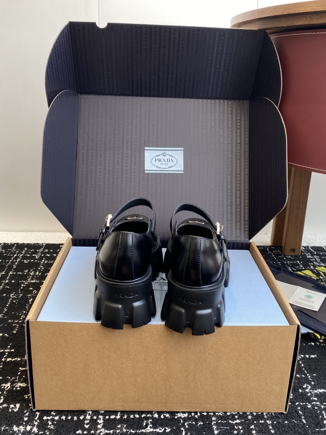 东莞代购级Prada 超火 厚底玛丽珍 Monolith鞋履的几何设计和大胆廓形为此款亮面皮革玛丽珍鞋赋