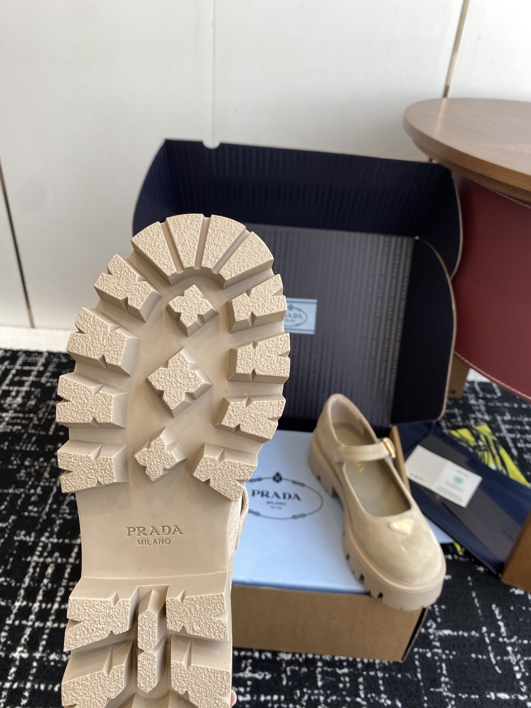 东莞代购级Prada 超火 厚底玛丽珍 Monolith鞋履的几何设计和大胆廓形为此款亮面皮革玛丽珍鞋赋