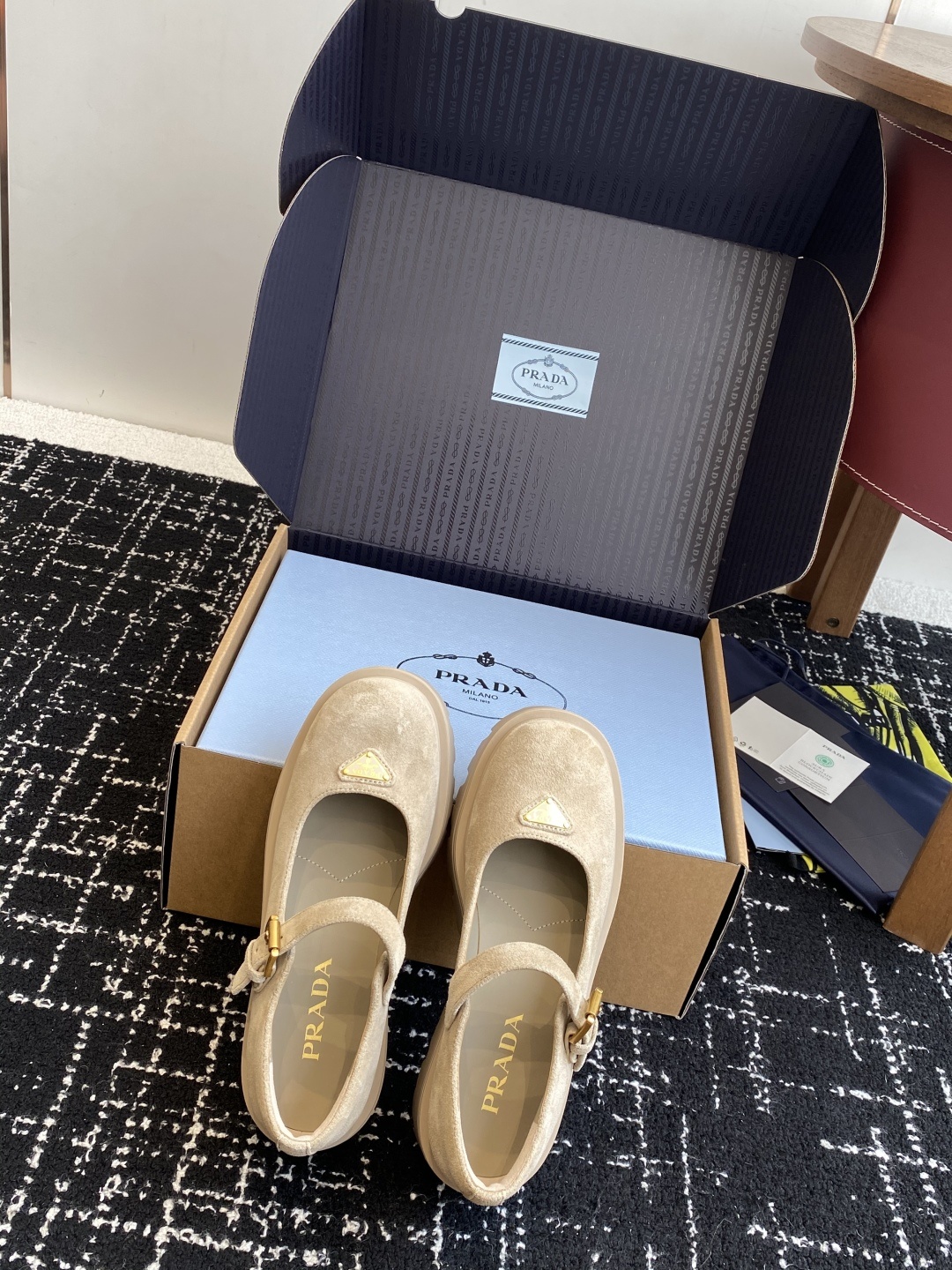 东莞代购级Prada 超火 厚底玛丽珍 Monolith鞋履的几何设计和大胆廓形为此款亮面皮革玛丽珍鞋赋