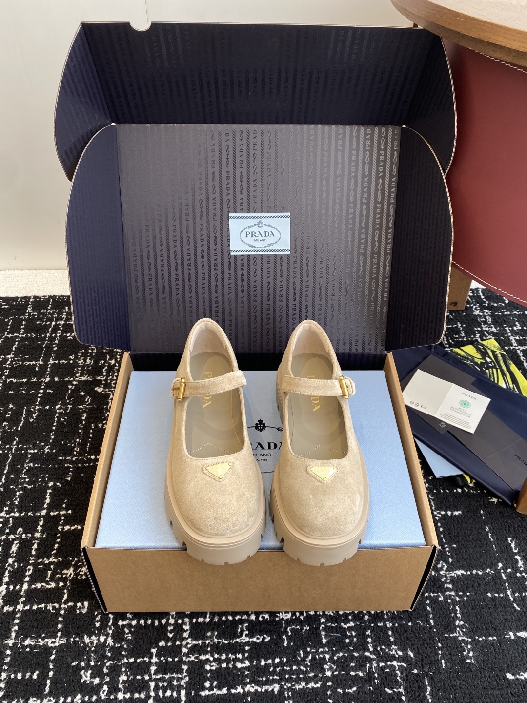 东莞代购级Prada 超火 厚底玛丽珍 Monolith鞋履的几何设计和大胆廓形为此款亮面皮革玛丽珍鞋赋