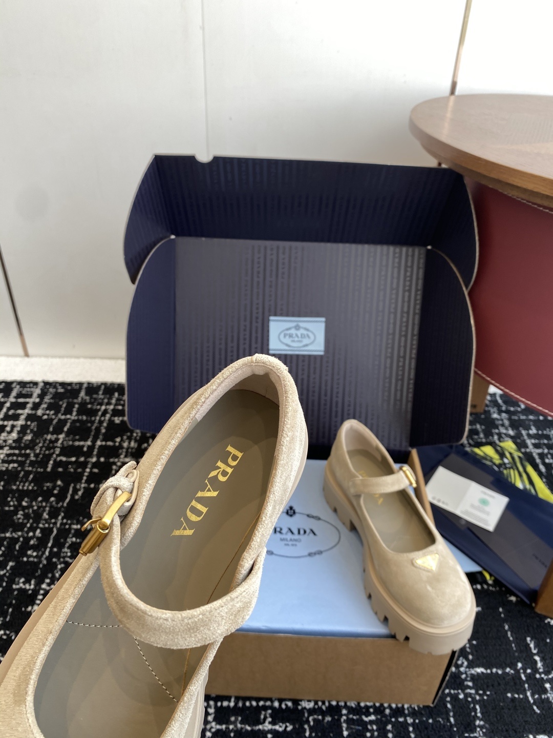东莞代购级Prada 超火 厚底玛丽珍 Monolith鞋履的几何设计和大胆廓形为此款亮面皮革玛丽珍鞋赋