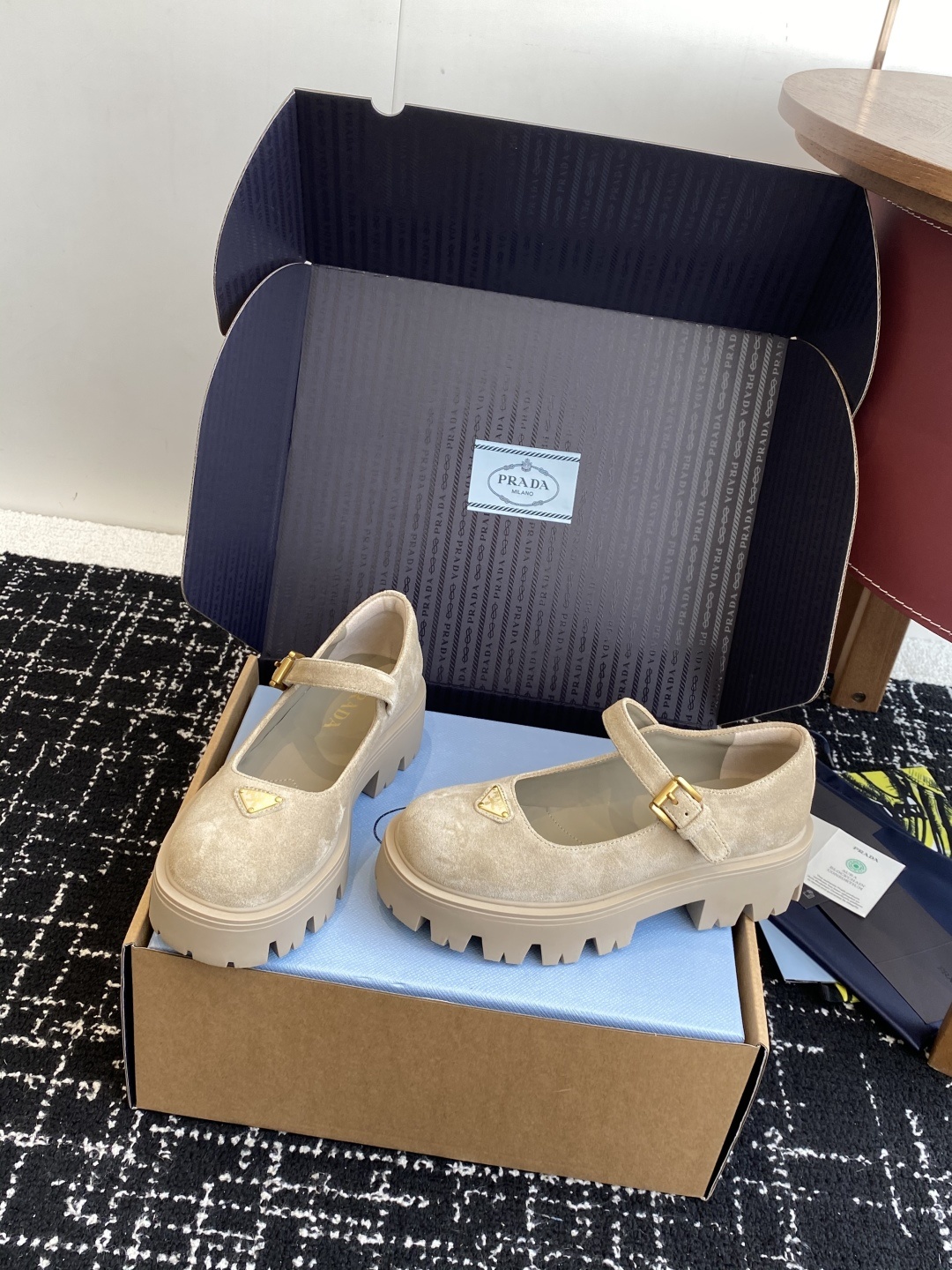 东莞代购级Prada 超火 厚底玛丽珍 Monolith鞋履的几何设计和大胆廓形为此款亮面皮革玛丽珍鞋赋