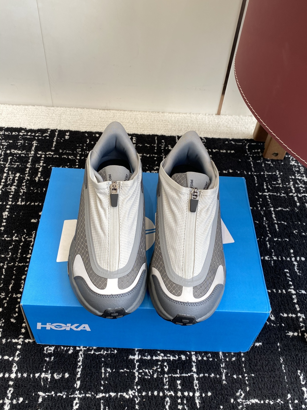 NO:544196,Dongguan purchasing agent HOKA ONE ONE PROJECT TRANSPORT is versatile and comfortable, non-slip and wear-resistant, low-cut lifestyle shoes. It is made of tear-proof material and covered with synthetic leather. It has a PFC-free waterproof coating, which increases durability and is suitable for wearing in humid environments. The hot-melt webbing details further enhance durability. It is equipped with a thick foam midsole, which provides good cushioning effect, increases wearing comfort and reduces the impact on feet and joints when walking or exercising. Vibram  The Ecostep outsole provides excellent traction and stability in various weather conditions and is suitable for a variety of terrains. The top of the quick lacing system has a waterproof covering layer and a zipper design to simplify the putting on and taking off process. It can also prevent debris and gravel from entering the reflective details of the upper, improving visibility at night or in low-light environments and increasing wearing safety.   The shoe design is reasonable, comfortable for wide feet, and has sufficient internal space to provide enough room for toes to move. The stylish appearance can be matched with a variety of clothing, whether it is suit pants or casual wear, and is suitable for daily work, shopping and other occasions. Its non-slip, wear-resistant, waterproof and good cushioning properties make it also suitable for outdoor outings, hiking and other activities. Size36 36.5 37 38 38.5 39 40 40.5 41 42  42.5 43 44 45 one size too small, casual shoes/sports shoes, sneakers, business suit19860909东莞代购级 HOKA ONE ONE PROJECT TRANSPORT 百搭舒适 防滑耐磨 低帮 生活休闲鞋 采用防撕裂材质并覆盖合成皮革,具有不含PFC的防水涂层,增加耐用性的同时,适合潮湿环境穿着,热熔织带细节进一步增强耐用性. 搭载厚泡棉中底,提供良好的缓震效果,增加穿着舒适性,减少行走或运动时对脚部和关节的冲击. Vibram Ecostep外底,在各种天气条件下提供卓越的抓地力与稳定性,适合多种地形.快速系带系统顶部带有防水覆盖层,搭配拉链设计,简化穿脱过程,还可防止杂物碎石进入鞋面的反光细节,提高了夜间或低光环境下的可见性,增加穿着安全性. 鞋型设计合理,宽脚穿着也舒适,内部空间充足,给脚趾提供足够活动空间. 时尚的外观可搭配多种服装,无论是西装裤还是休闲装都能轻松驾驭,适合日常上班、逛街等场合. 其防滑、耐磨、防水及良好的缓震性能,使其也适用于户外野游、徒步等活动. Size36 36.5 37 38 38.5 39 40 40.5 41 42 42.5 43 44 45偏小一码,休闲鞋/运动鞋,sneakers,business suit,Women's Shoes