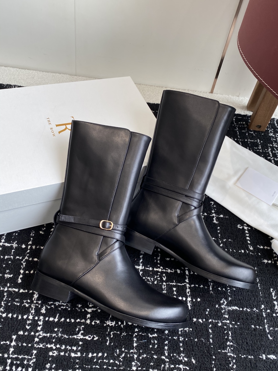 东莞代购级TheRow 25ss 官网最新瘦瘦短靴 THE ROW靴 是我今年买的最好的一双靴子，穿上立