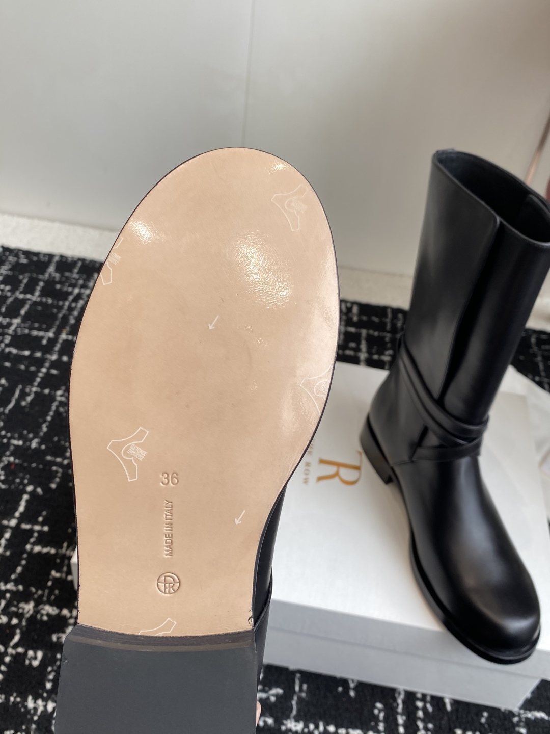 东莞代购级TheRow 25ss 官网最新瘦瘦短靴 THE ROW靴 是我今年买的最好的一双靴子，穿上立