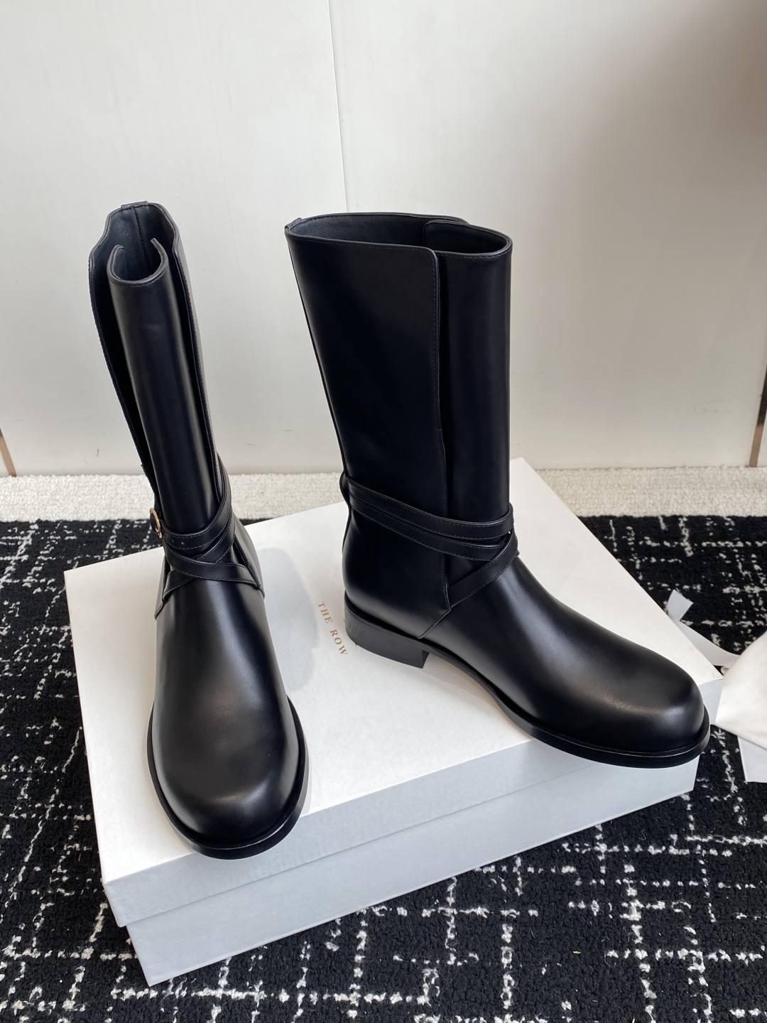 东莞代购级TheRow 25ss 官网最新瘦瘦短靴 THE ROW靴 是我今年买的最好的一双靴子，穿上立