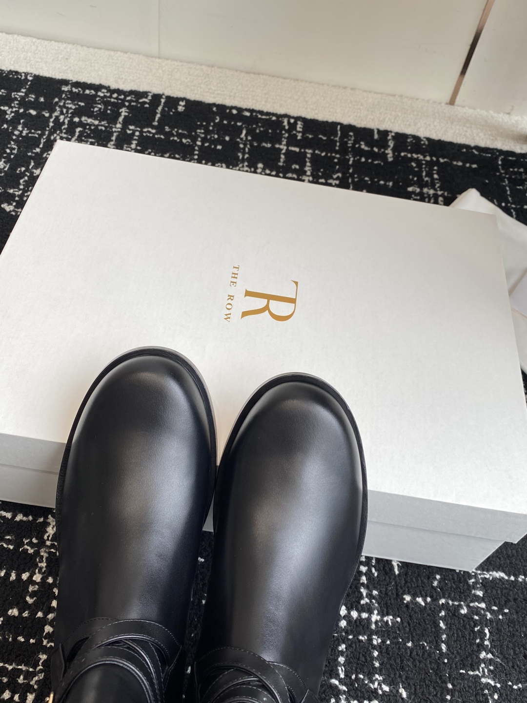 东莞代购级TheRow 25ss 官网最新瘦瘦短靴 THE ROW靴 是我今年买的最好的一双靴子，穿上立