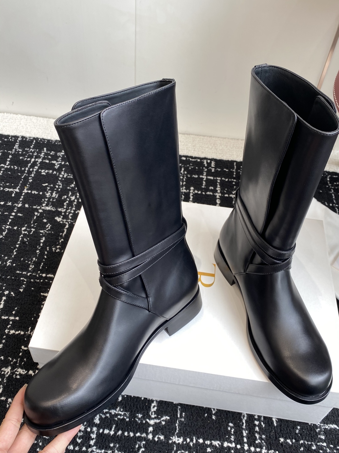 东莞代购级TheRow 25ss 官网最新瘦瘦短靴 THE ROW靴 是我今年买的最好的一双靴子，穿上立
