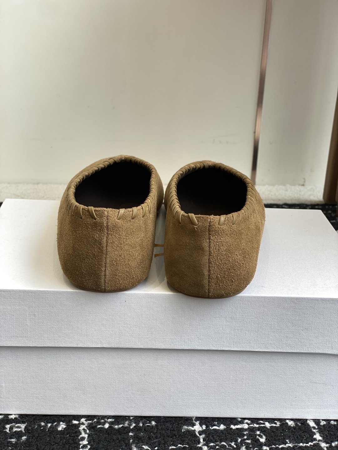 代购级therow 2025 秋冬新品极简圆头 芭蕾舞 单鞋The Row新一季的设计延续极简主义新款 