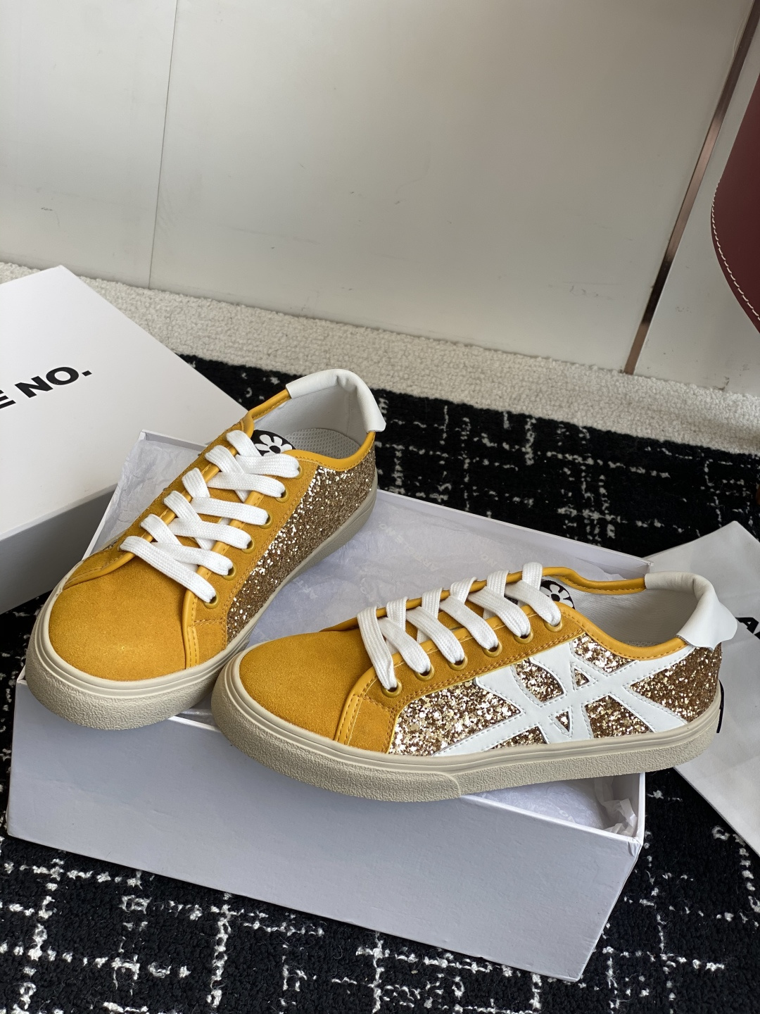 代购级ARTICLE NO 25ss 新款滑板鞋 鞋休闲鞋。搭配拖地裤、阔腿裤的一定入休闲鞋哦，可以轻松