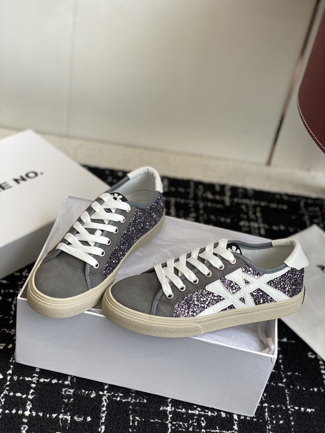 代购级ARTICLE NO 25ss 新款滑板鞋 鞋休闲鞋。搭配拖地裤、阔腿裤的一定入休闲鞋哦，可以轻松