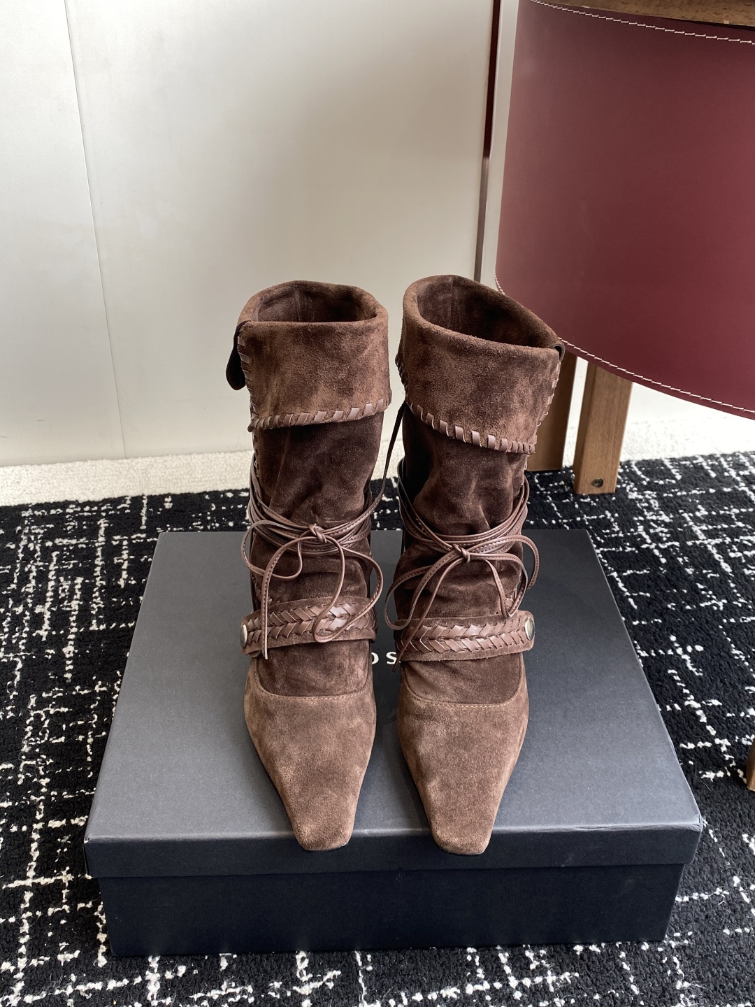 NO:544215,Purchase grade Cello Sonata 25ss New autumn and winter style Square-headed herdsmen style Ancient stacked middle boots are unforgettable. Lazy and fashionable, wear beautiful shoes together in spring and summer. The trendsetter is yourself. In addition to the appearance, the foot feel is really great. The colors of spring and summer are also full of enthusiasm and vitality. It is especially suitable for us in the city. In the era of heavy pressure, the switching of different identities and roles every day through comfort and color. Heel height 5.5cm. Suede fabric. Shelveskin. Private model sole. Size#35-39 (40 customized products without return or exchange), boots, boots, sheepskin, chamois leather.19860909代购级 Cello Sonata 25ss 秋冬新款 方头牧民风 古堆叠 中靴 让人过目不忘 慵懒时髦,春夏一起穿漂亮的鞋子吧 弄潮儿就是你自己,除了颜值,脚感真的超棒,春夏的颜色也充满了热情和生生机,特别适合城市里的我们,重压时代下,通过舒适感和色彩对每天不同身份角色的切换 跟高5.5cm 对版麂皮面料 羊皮内里 对版私模大底 Size#35-39（40订做不退换）,靴子,boots,sheepskin,chamois leather,Women's Shoes