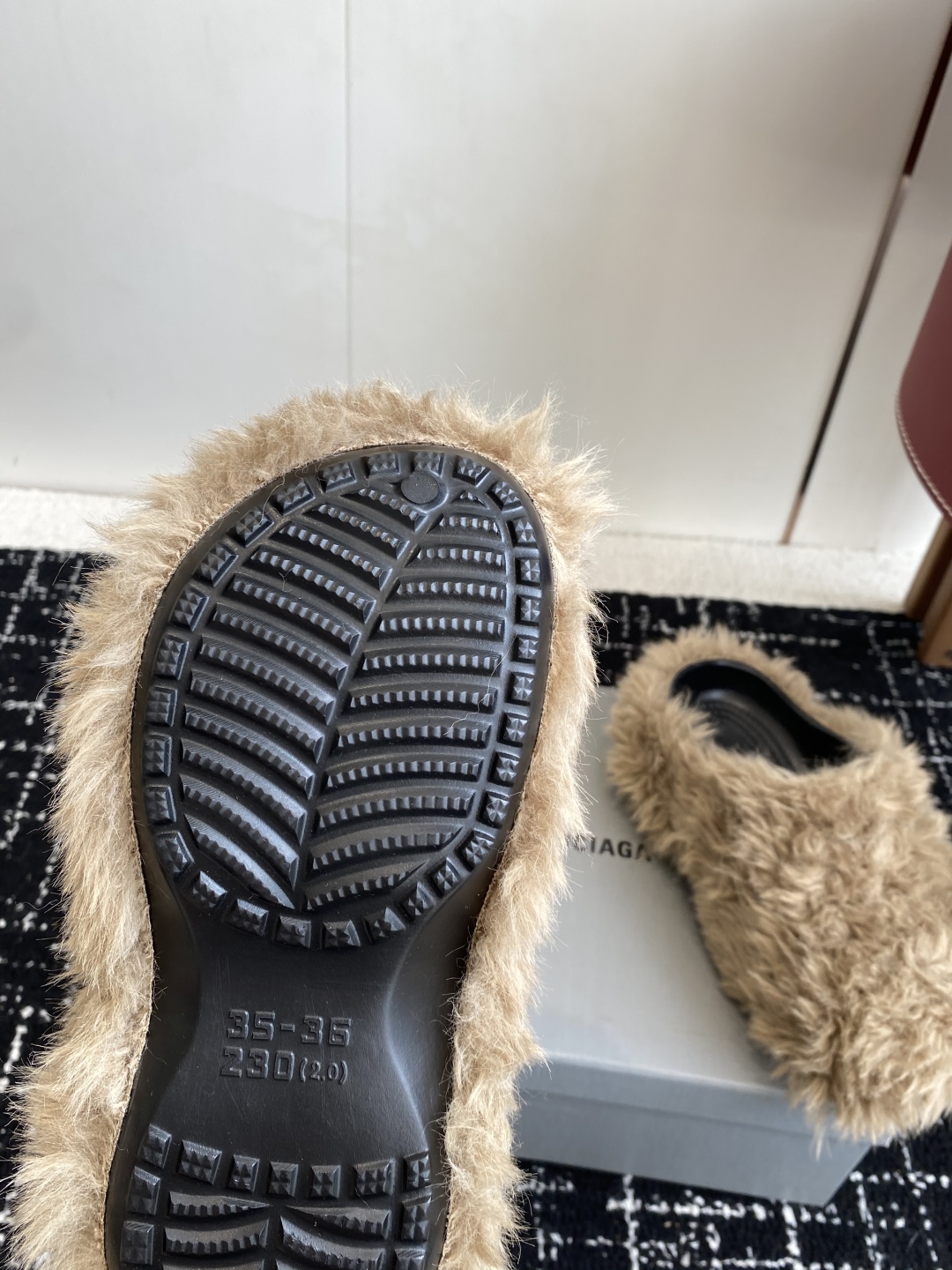 代购级Balenciaga 巴黎世家25ss 秋冬新款 厚底羊毛拖鞋 鞋情侣款懒人鞋 极致轻量化！众多国