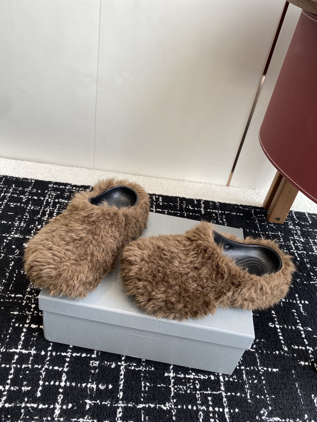 代购级Balenciaga 巴黎世家25ss 秋冬新款 厚底羊毛拖鞋 鞋情侣款懒人鞋 极致轻量化!众多国