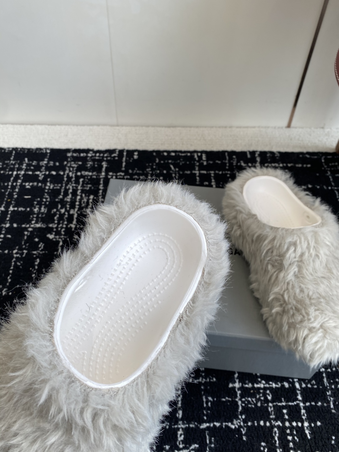 代购级Balenciaga 巴黎世家25ss 秋冬新款 厚底羊毛拖鞋 鞋情侣款懒人鞋 极致轻量化！众多国