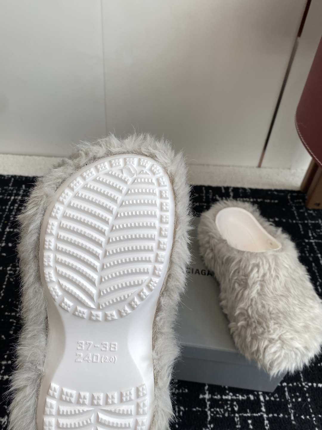 代购级Balenciaga 巴黎世家25ss 秋冬新款 厚底羊毛拖鞋 鞋情侣款懒人鞋 极致轻量化！众多国