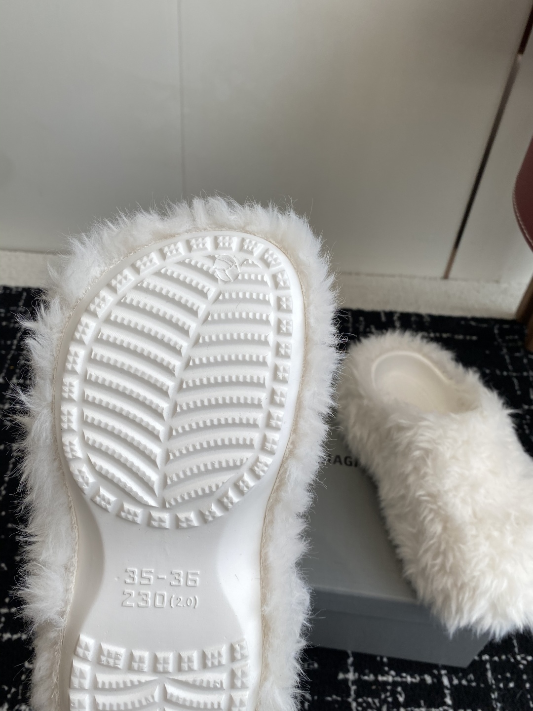 代购级Balenciaga 巴黎世家25ss 秋冬新款 厚底羊毛拖鞋 鞋情侣款懒人鞋 极致轻量化！众多国
