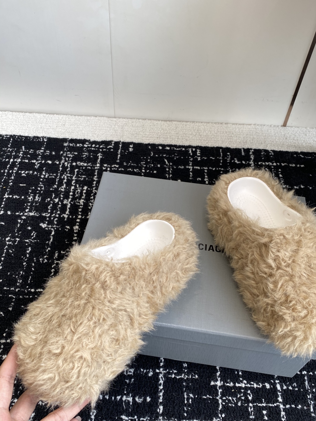 代购级Balenciaga 巴黎世家25ss 秋冬新款 厚底羊毛拖鞋 鞋情侣款懒人鞋 极致轻量化！众多国