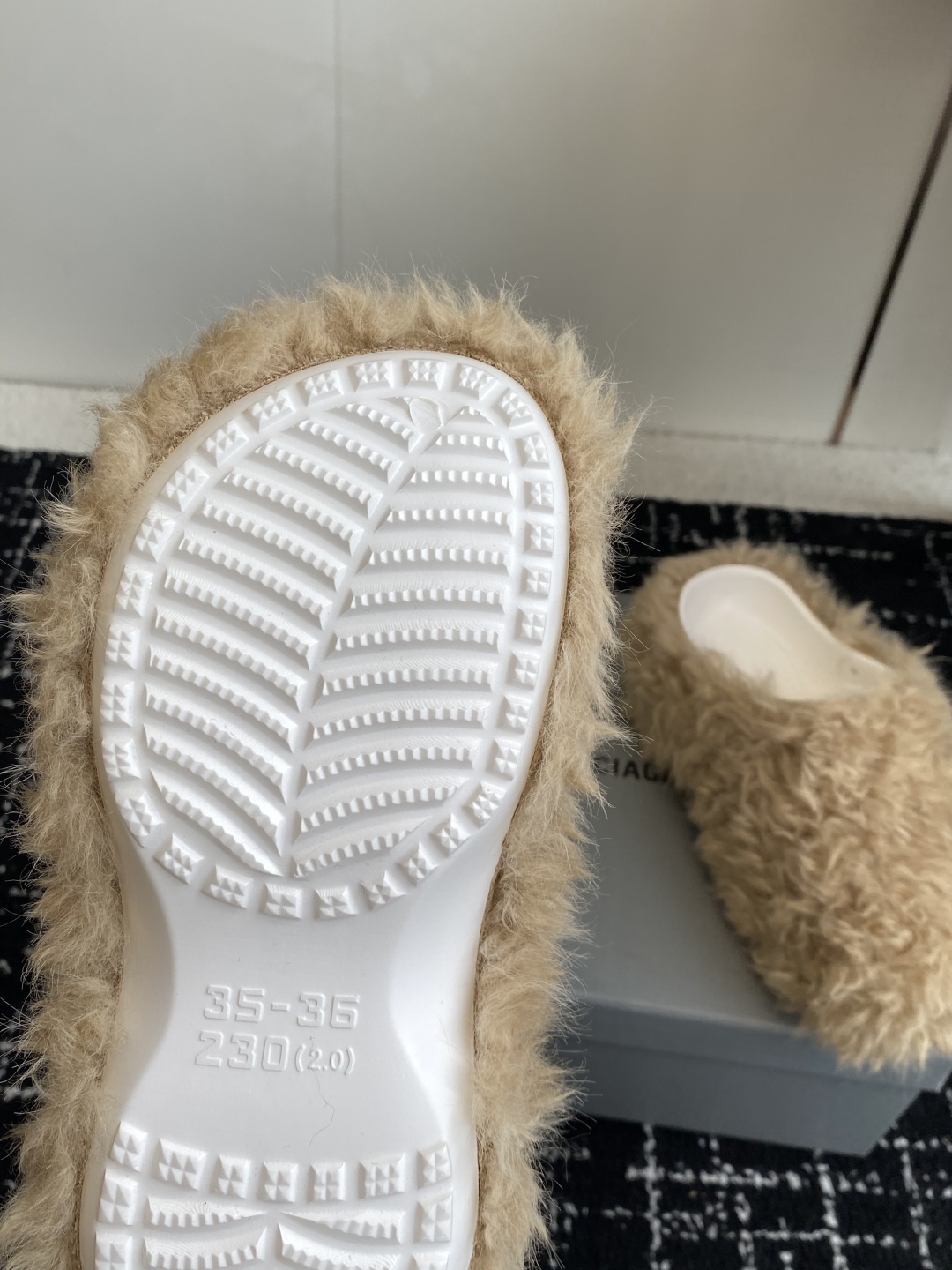 代购级Balenciaga 巴黎世家25ss 秋冬新款 厚底羊毛拖鞋 鞋情侣款懒人鞋 极致轻量化！众多国