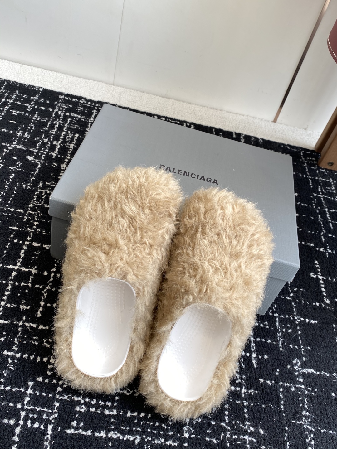 代购级Balenciaga 巴黎世家25ss 秋冬新款 厚底羊毛拖鞋 鞋情侣款懒人鞋 极致轻量化！众多国