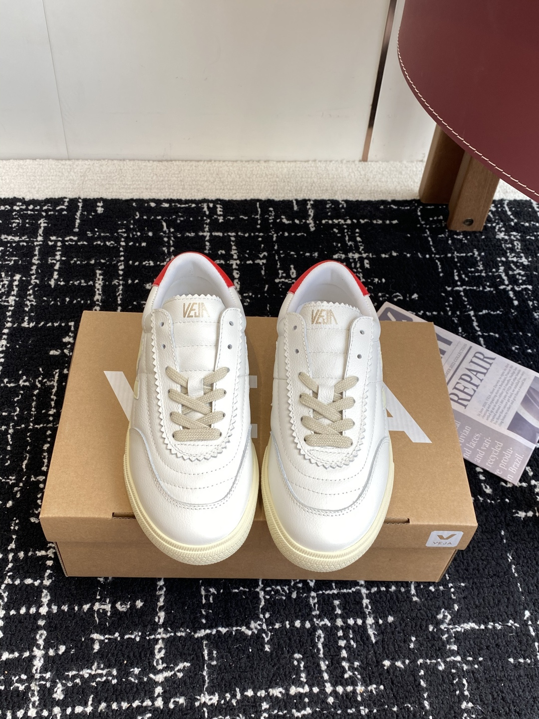 NO:544180,Purchase grade VEJA-New German training shoes, rampage shoes, comfort is self-evident!  VEJA French niche brand!  Korean Oni and Oppa are worn by too many celebrities. Such small white shoes with literary atmosphere are really suitable for wearing this season!  Baidu, many people recommend this brand!  It can be seen how popular this brand is now!  Its brand philosophy is really great!  Their raw materials come from natural rubber from the Brazilian Amazon rainforest, and are provided by about 60 local home workshops; they use non-GMO, pesticide-free organic cotton from northeastern Brazil; plants extract tanned leather, which avoids the pollution of heavy metals to the water. So the feet feel very breathable!  All the materials you come into contact with are pure natural!  That's it!  Upper silk cowhide, tender sheepskin inner foot pads, high elastic latex insole, outsole, rubber outsole, Size35-40 (40 custom made, no return or exchange), casual shoes/sports shoes, sneakers, cowhide, sheepskin19860909代购级 VEJA-新款德训鞋 暴走鞋 舒适度不言而喻！ VEJA 法国小众品牌！韩国欧尼,欧巴太多明星穿了,这样一款带有文艺气息的小白鞋,真心适合这个季节穿！ 百度了下,好多人安利这个牌子！可见这个牌子现在的火爆程度！它的品牌理念真的非常棒！他们的原材料来自于巴西亚马逊雨林的天然橡胶,由当地大概 60 多个家庭作坊提供;采用来自巴西东北部的非转基因、没有农药的有机棉花;植物提取鞣制皮革,而避免了重金属对水的污染.所以脚感非常透气！你皮肤接触到的材料全部都是纯天然的！就是这么赞！ 鞋面丝绸牛皮 嫩里羊皮内里 垫脚活动高弹力乳胶鞋垫 大底橡胶大底 Size35-40（40订做不退换）,休闲鞋/运动鞋,sneakers,cowhide,sheepskin,Women's Shoes