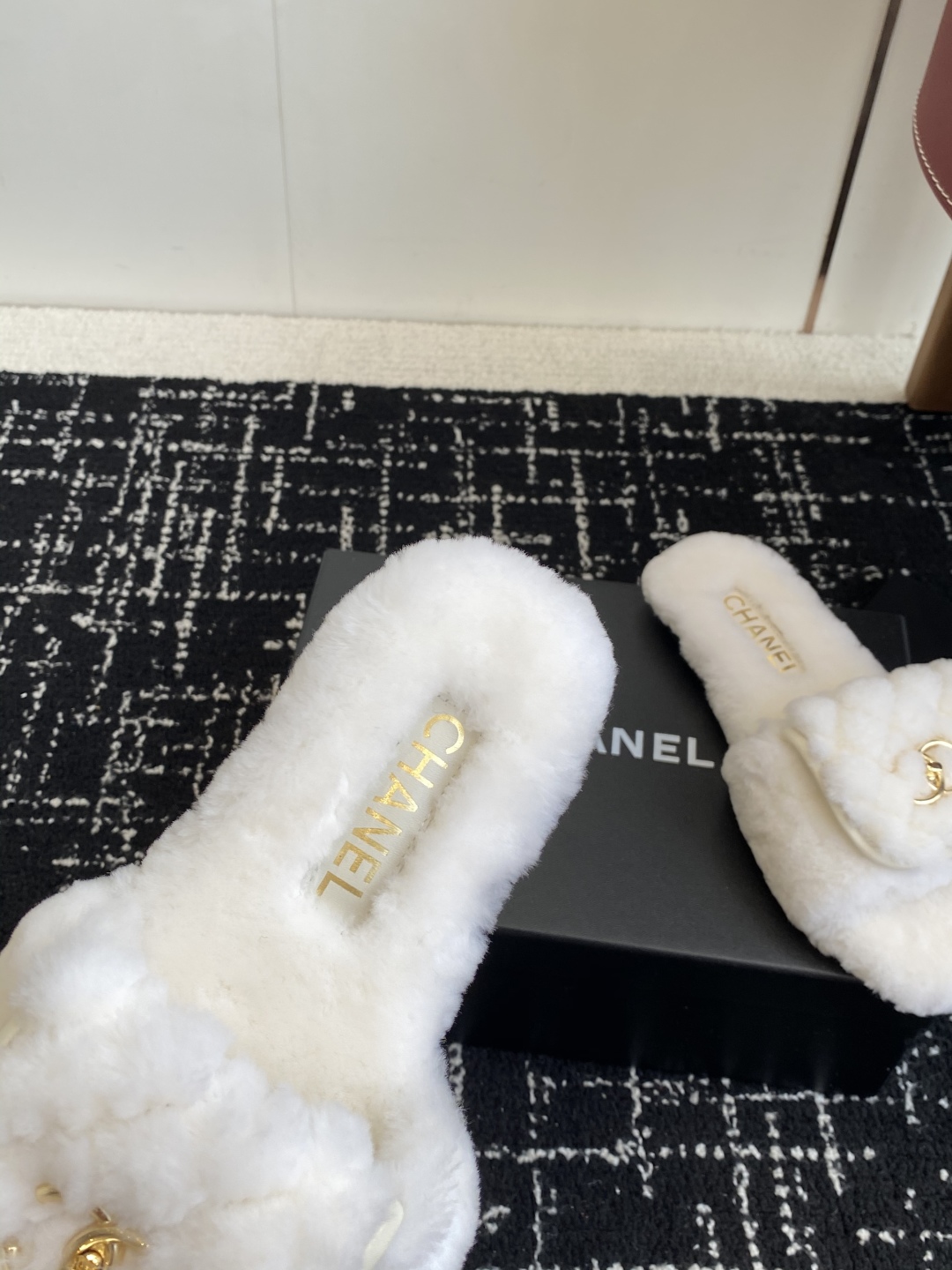 代购级Chanel 25ss 双C毛毛拖鞋！这款毛拖真的是真太可爱了～柔软蓬松的毛毛，舒服暖脚! 增高显