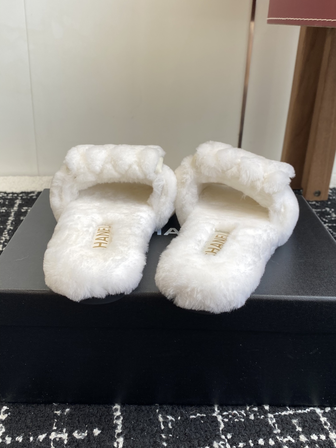 代购级Chanel 25ss 双C毛毛拖鞋！这款毛拖真的是真太可爱了～柔软蓬松的毛毛，舒服暖脚! 增高显
