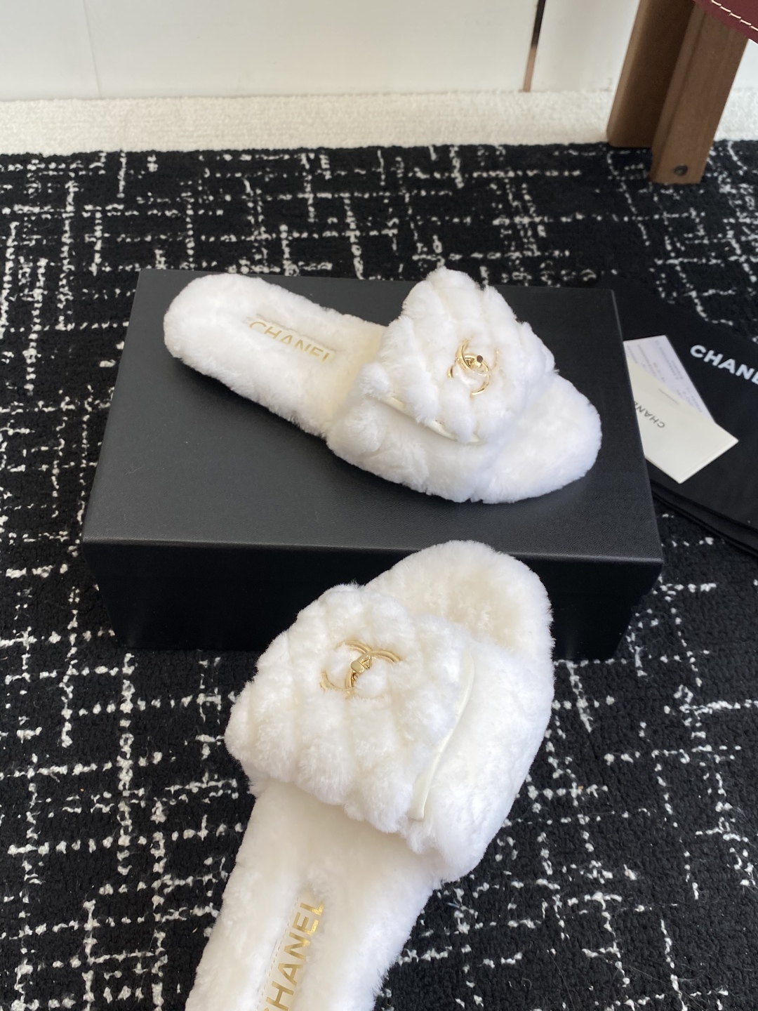 代购级Chanel 25ss 双C毛毛拖鞋！这款毛拖真的是真太可爱了～柔软蓬松的毛毛，舒服暖脚! 增高显