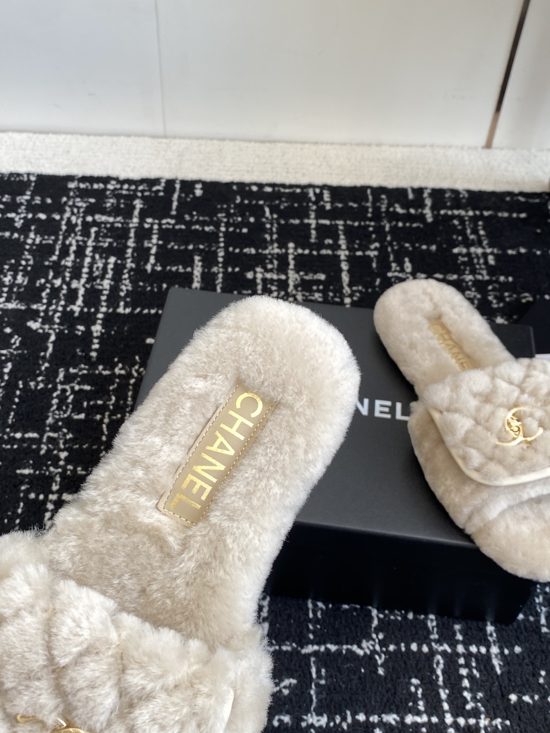 代购级Chanel 25ss 双C毛毛拖鞋!这款毛拖真的是真太可爱了~柔软蓬松的毛毛,舒服暖脚! 增高显