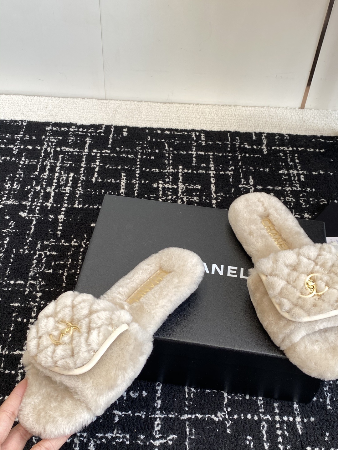 代购级Chanel 25ss 双C毛毛拖鞋!这款毛拖真的是真太可爱了~柔软蓬松的毛毛,舒服暖脚! 增高显