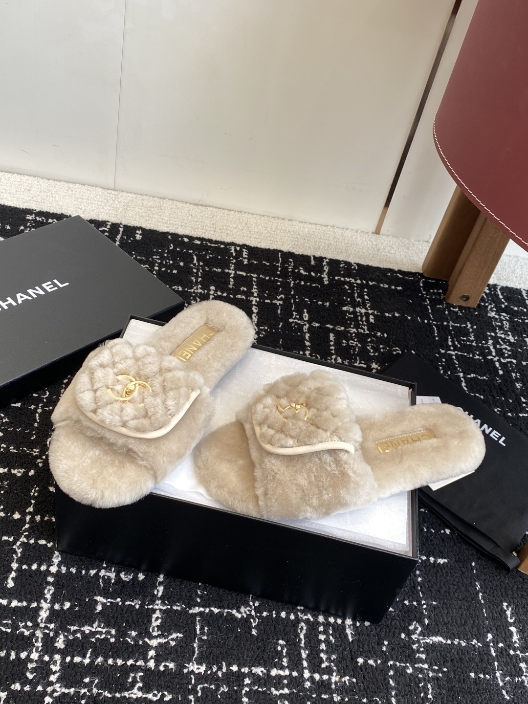 代购级Chanel 25ss 双C毛毛拖鞋!这款毛拖真的是真太可爱了~柔软蓬松的毛毛,舒服暖脚! 增高显