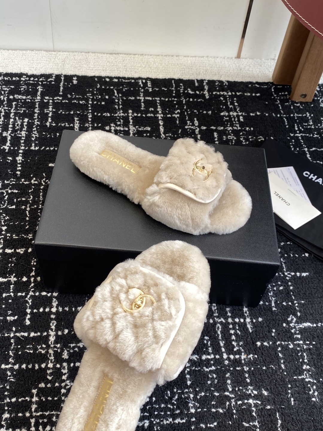 代购级Chanel 25ss 双C毛毛拖鞋!这款毛拖真的是真太可爱了~柔软蓬松的毛毛,舒服暖脚! 增高显