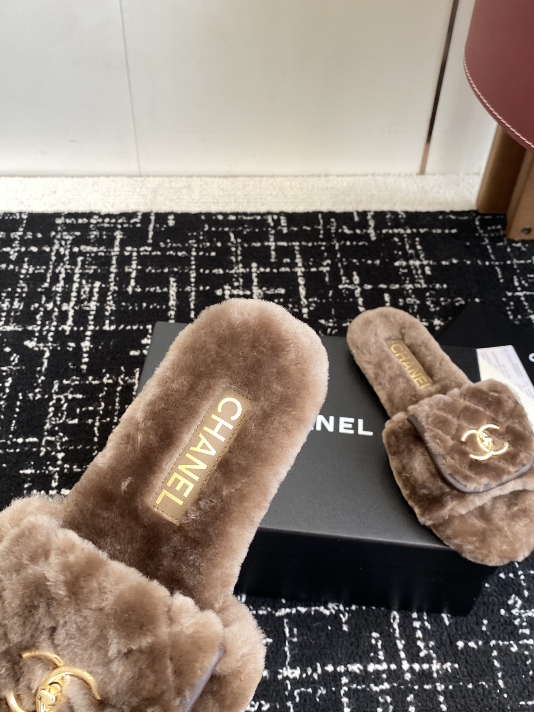 代购级Chanel 25ss 双C毛毛拖鞋！这款毛拖真的是真太可爱了～柔软蓬松的毛毛，舒服暖脚! 增高显