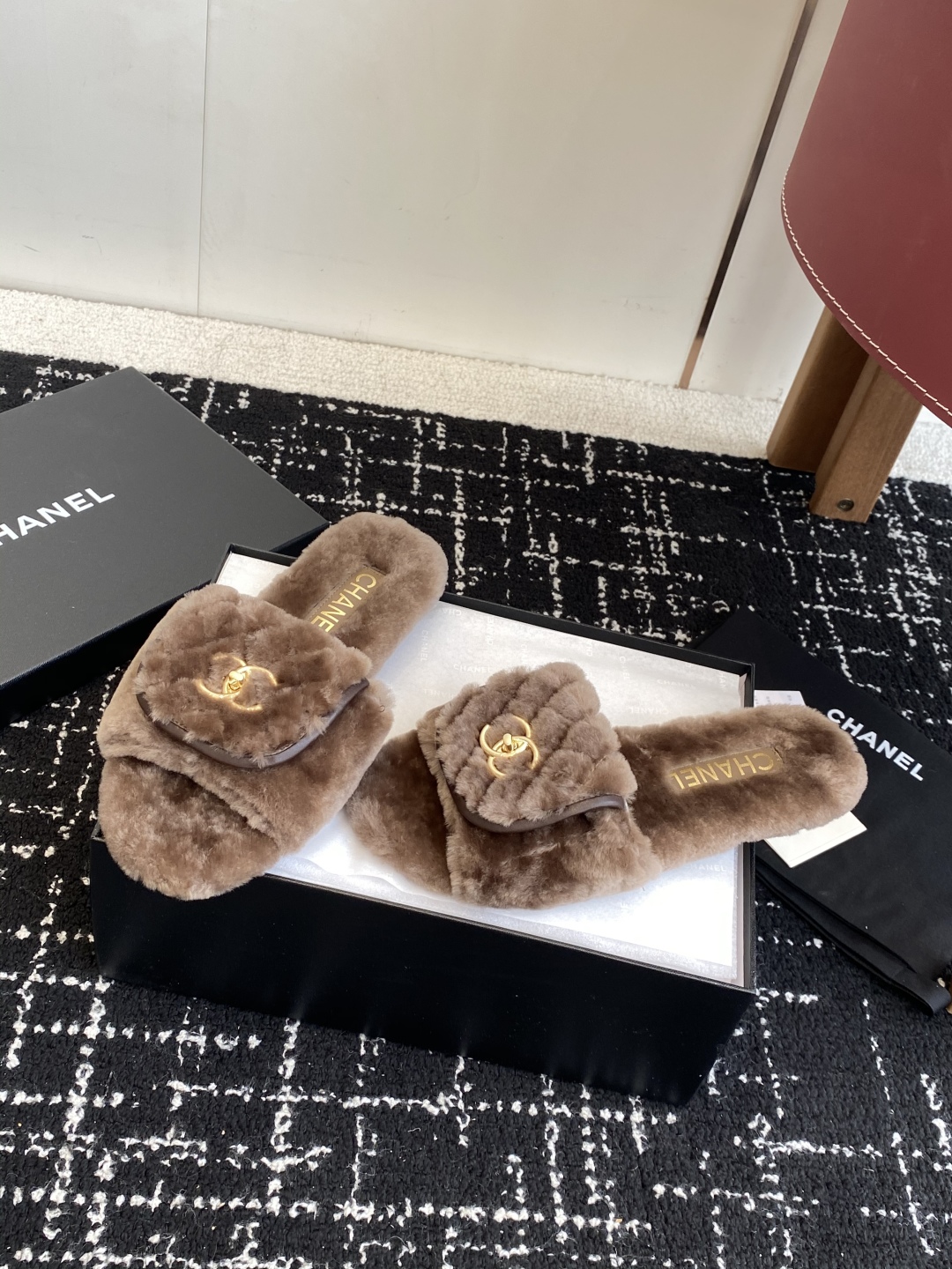 代购级Chanel 25ss 双C毛毛拖鞋！这款毛拖真的是真太可爱了～柔软蓬松的毛毛，舒服暖脚! 增高显