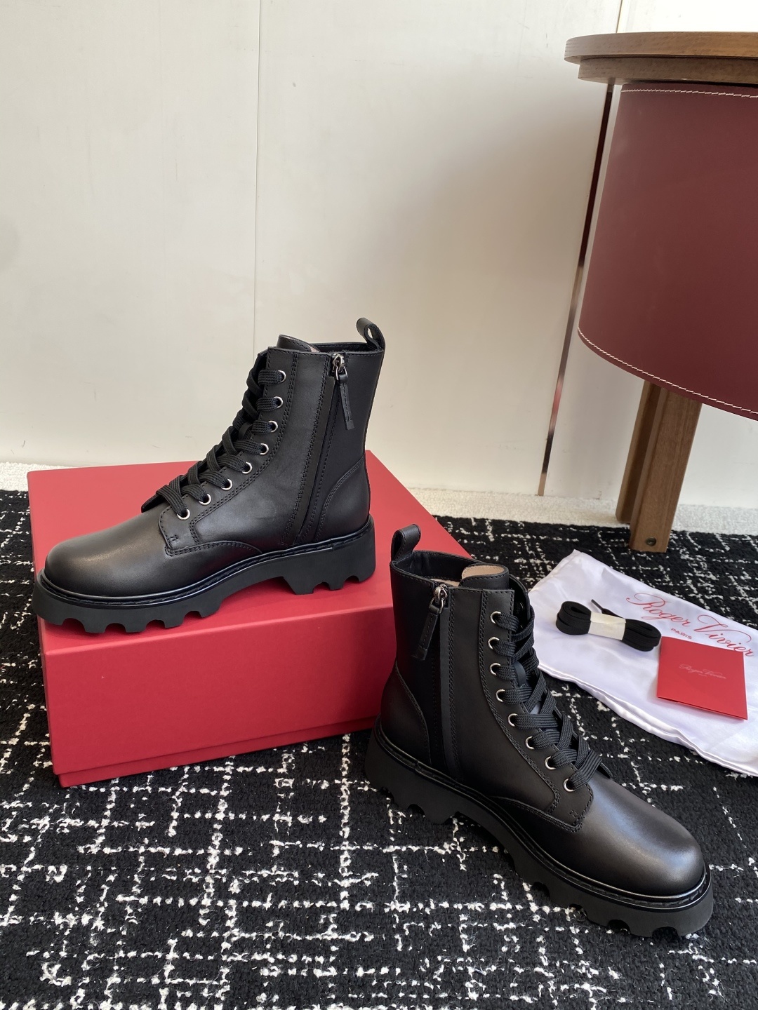 东莞代购级Roger Vivier 25ss 秋冬新款 铜扣牛皮 侧拉链 马丁靴 新款viv run系列