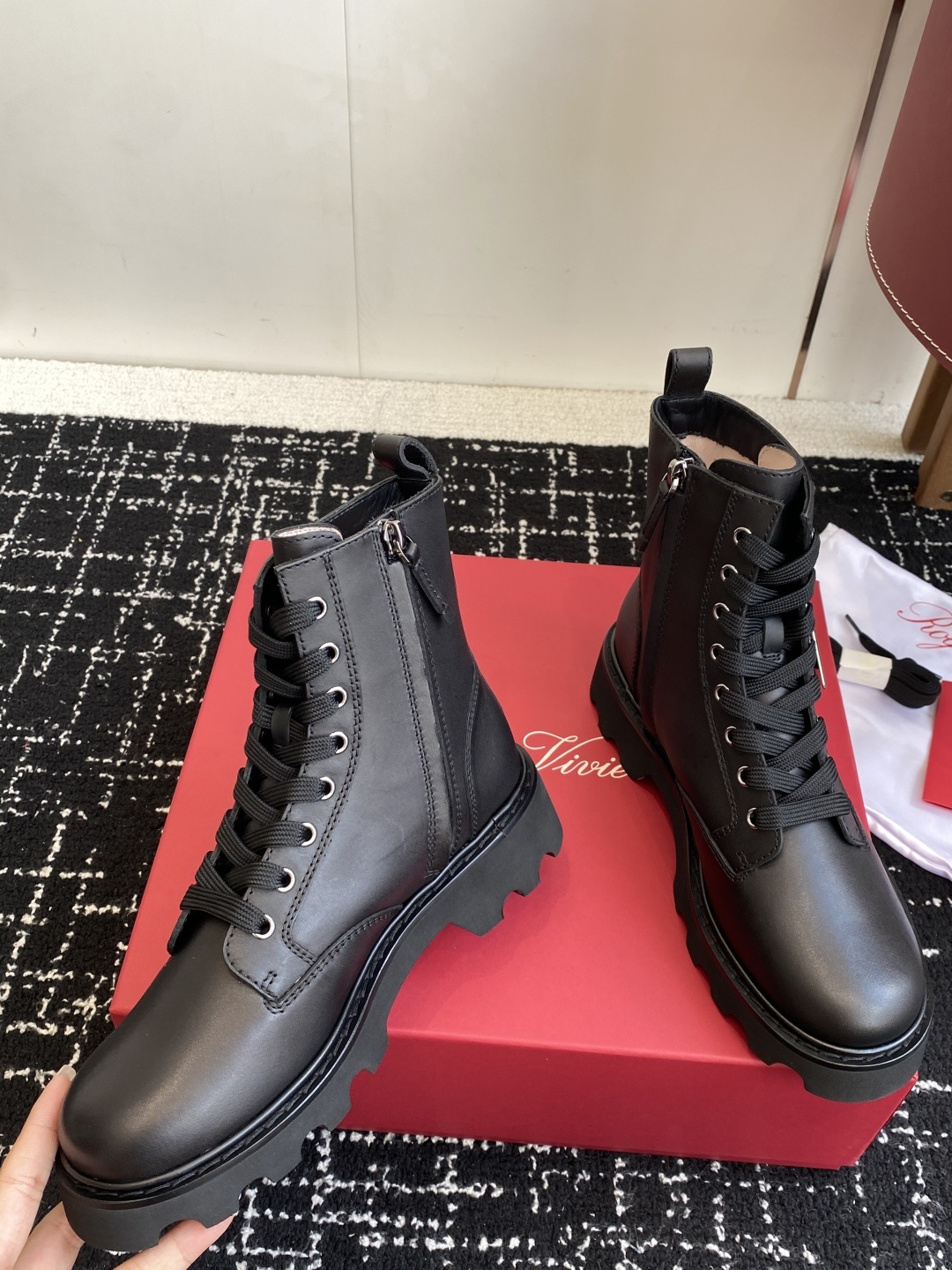 东莞代购级Roger Vivier 25ss 秋冬新款 铜扣牛皮 侧拉链 马丁靴 新款viv run系列