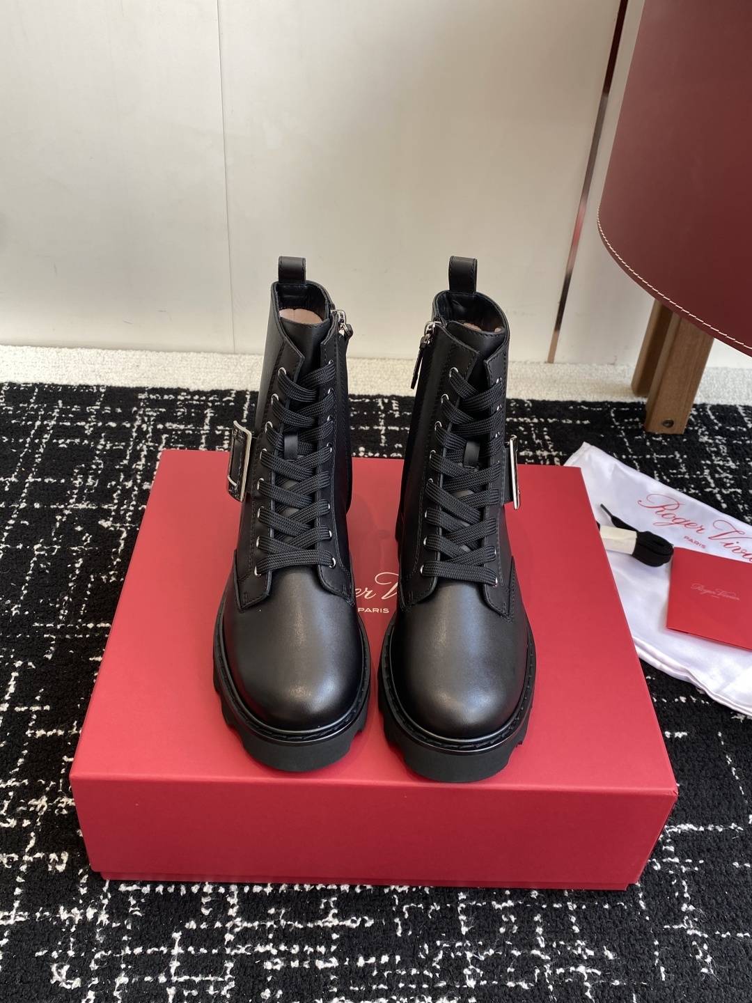 东莞代购级Roger Vivier 25ss 秋冬新款 铜扣牛皮 侧拉链 马丁靴 新款viv run系列