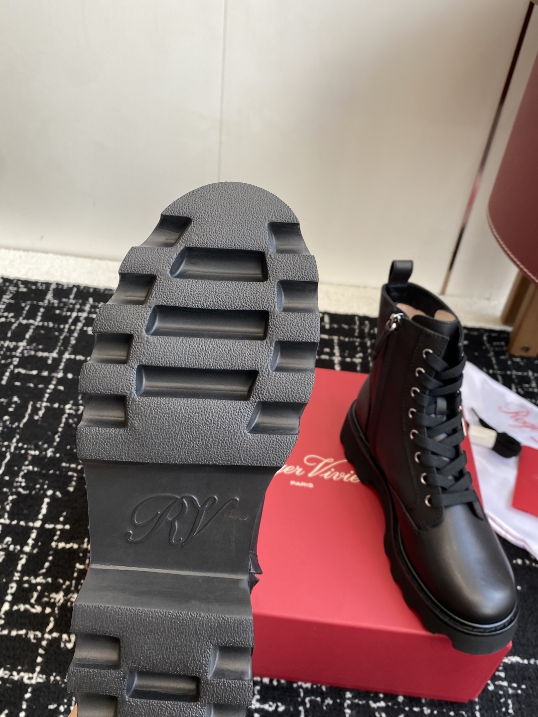 东莞代购级Roger Vivier 25ss 秋冬新款 铜扣牛皮 侧拉链 马丁靴 新款viv run系列
