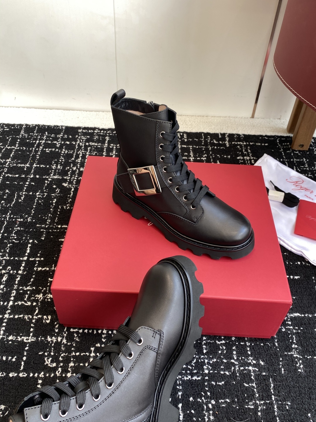 东莞代购级Roger Vivier 25ss 秋冬新款 铜扣牛皮 侧拉链 马丁靴 新款viv run系列