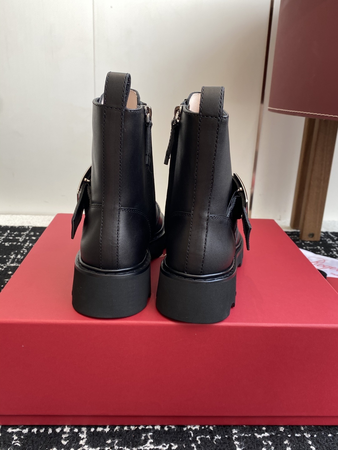 东莞代购级Roger Vivier 25ss 秋冬新款 铜扣牛皮 侧拉链 马丁靴 新款viv run系列