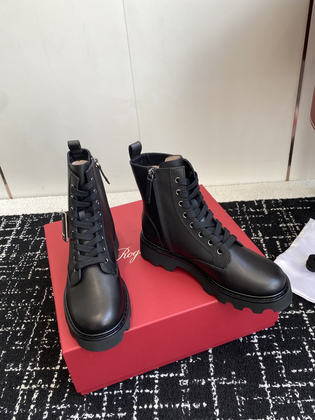 东莞代购级Roger Vivier 25ss 秋冬新款 铜扣牛皮 侧拉链 马丁靴 新款viv run系列
