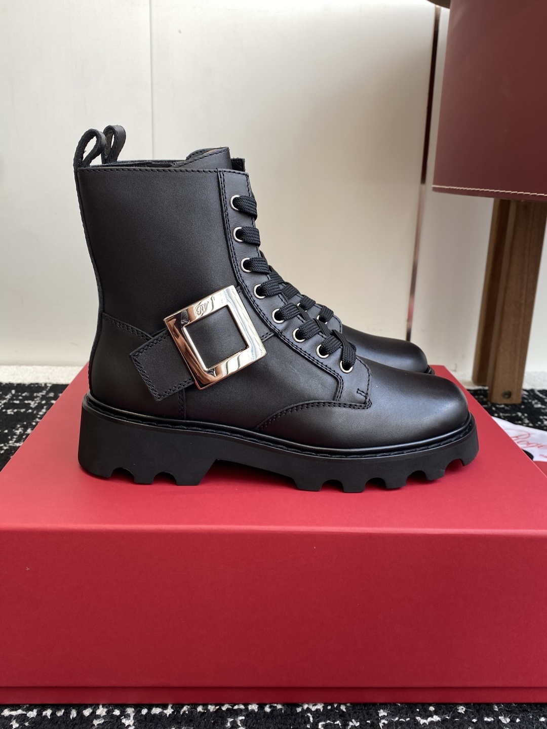 东莞代购级Roger Vivier 25ss 秋冬新款 铜扣牛皮 侧拉链 马丁靴 新款viv run系列
